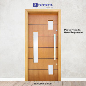 Porta frisada com requadros