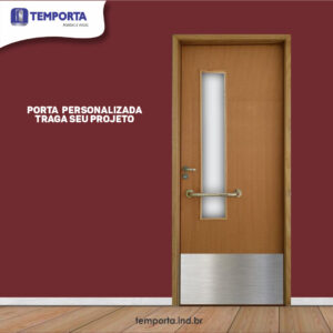 Porta lisa com requadro barra de apoio chapa de proteção