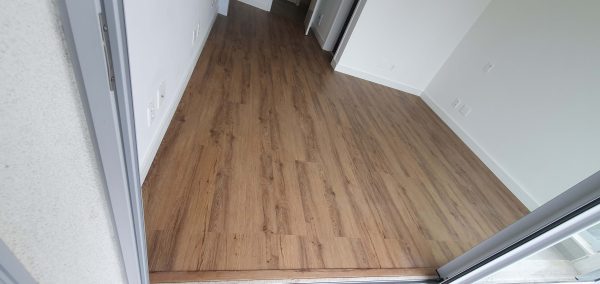 piso vinilico amadeirado click