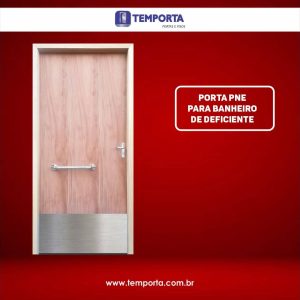 Imagem publicitária de porta acessível para banheiro PCD, com barra de apoio e design adaptado. Fundo vermelho com marca Temporta em destaque.