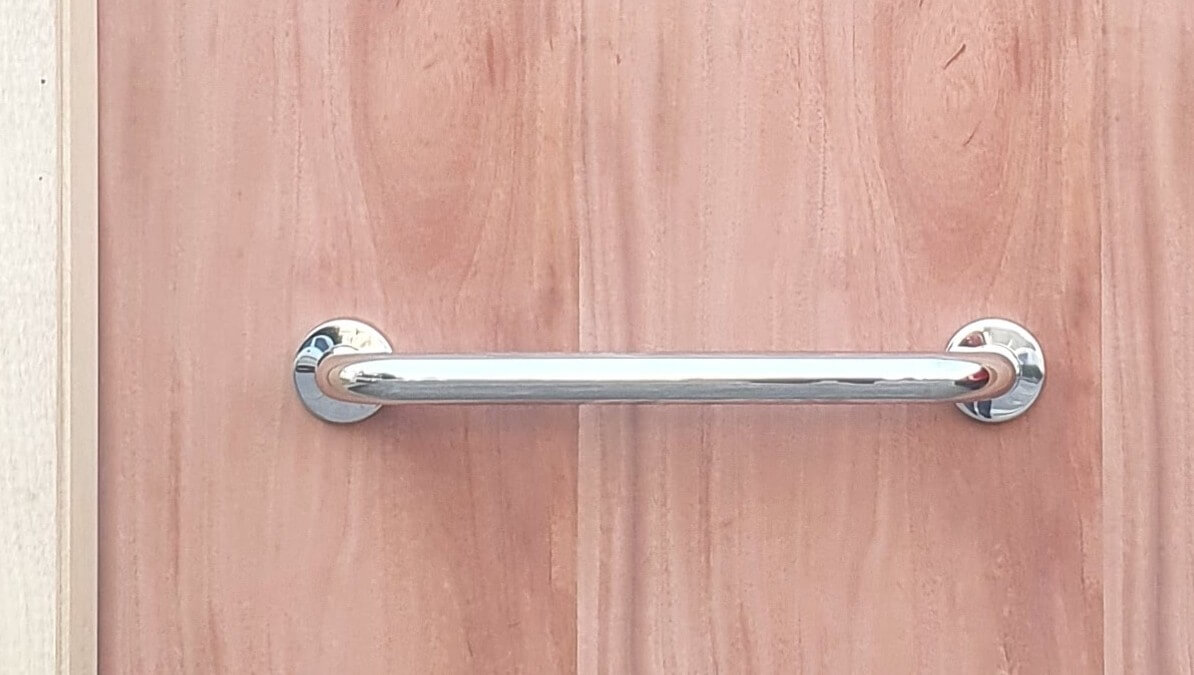 Porta para banheiro PCD Verniz. - Imagem 4