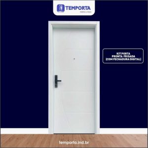 Porta branca frisada com fechadura digital instalada em ambiente interno