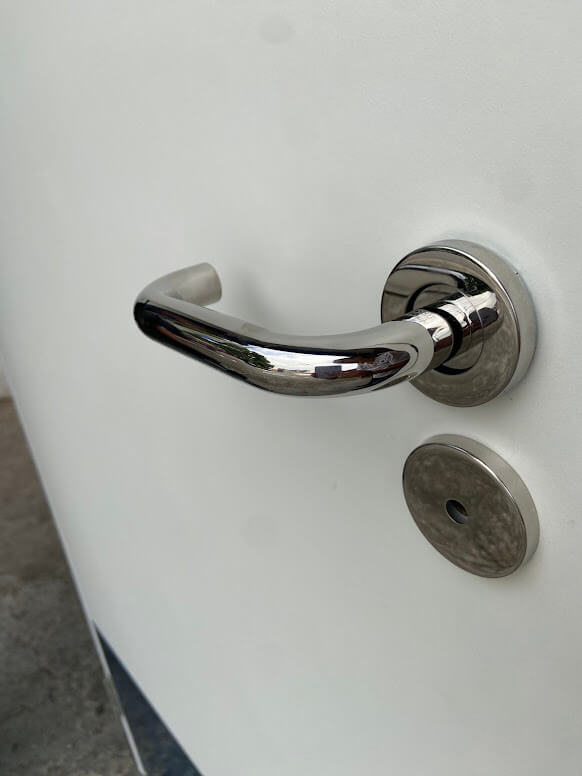 Porta PCD com fechadura acessível. - Imagem 3