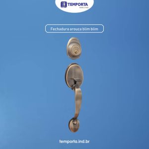 Fechadura Arouca Blim Blim em acabamento bronze envelhecido, com puxador curvo e cilindro superior, centralizada sobre fundo azul com a marca Tempora Portas e Pisos e o site temporta.ind.br.