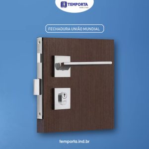 Fechadura de roseta quadrada com maçaneta maciça e acabamento quadrado instalada em porta de madeira. O modelo apresenta design moderno, com linhas retas e visual sofisticado. A imagem destaca o conjunto completo com roseta quadrada na maçaneta e no cilindro, além da lateral da fechadura embutida. Ao fundo, aparece a identidade visual da empresa Temporta.
