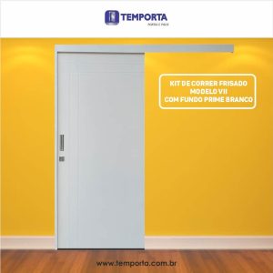 Porta de correr frisada modelo VII branca com fundo prime, kit de porta deslizante da Temporta para interiores modernos.