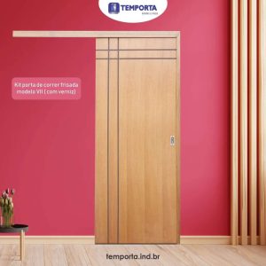 kit porta de correr frisada modelo VII com verniz em madeira natural, porta de correr com acabamento moderno e trilho embutido, ideal para ambientes internos com design elegante e sofisticado