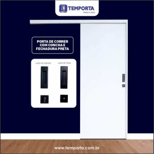 Porta de correr branca com trilho embutido, equipada com concha embutida e fechadura preta, design moderno e minimalista, ideal para ambientes internos, com acabamento sofisticado e melhor aproveitamento de espaço.