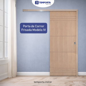 Porta de correr frisada modelo IV em madeira natural clara, com trilho superior aparente e puxador embutido, instalada em ambiente interno moderno com parede azul e piso amadeirado, destacando design elegante, funcionalidade e otimização de espaço.