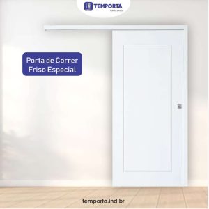 Porta de correr branca com friso especial em relevo, instalada em trilho superior aparente, ideal para ambientes internos modernos e elegantes, proporcionando economia de espaço e acabamento sofisticado.