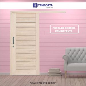 Porta de correr de madeira clara com batente modelo em réguas da Temporta instalada em ambiente interno moderno