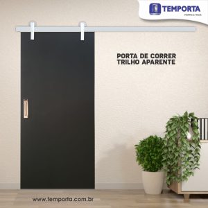 Porta de correr preta com trilho aparente branco, modelo moderno com pintura UV e puxador embutido, ideal para sala, quarto ou escritório.