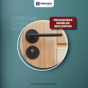 Fechadura de tambor antique preta da Temporta instalada em porta de madeira clara, com rosetas arredondadas e maçaneta reta horizontal. A imagem destaca o acabamento sofisticado em preto fosco, ideal para portas com verniz ou pintura branca, com fundo verde e chamada “Fechaduras Modelos Exclusivos”.