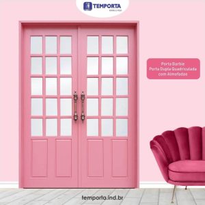 Porta dupla rosa estilo Barbie com design quadriculado e almofadas, modelo moderno em madeira com vidro, puxadores metálicos elegantes, ideal para ambientes sofisticados e decorativos.