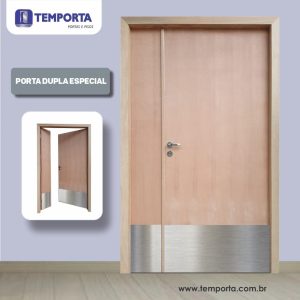Porta dupla especial de madeira maciça com acabamento liso e proteção inferior em chapa metálica, ideal para ambientes de alto tráfego. Modelo com fechadura instalada, design resistente e moderno, pronta para instalação. Imagem da Temporta Portas e Pisos com destaque para porta dupla durável e funcional.