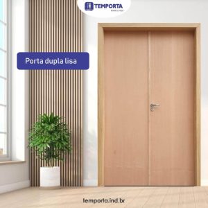 Porta dupla lisa de madeira clara com acabamento moderno, instalada em ambiente interno com parede decorativa ripada e planta ao lado, ideal para interiores residenciais e comerciais.