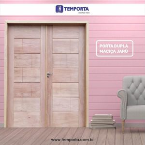 Porta dupla maciça de madeira Jaru com acabamento natural, design moderno e fabricação sob medida, ideal para ambientes residenciais elegantes e duráveis