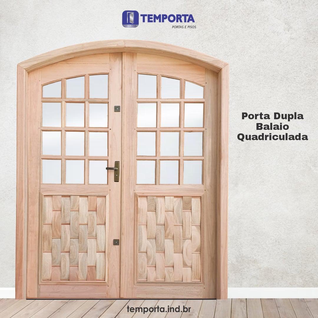 porta dupla em arco de madeira com vidro quadriculado e detalhe balaio em estilo colonial