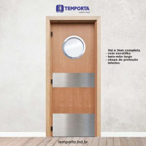 Porta vai e vem de madeira com visor redondo tipo escotilha, chapa de proteção em aço inox e bate-mão largo. A porta está instalada em batente de madeira clara, sobre piso amadeirado, com destaque para as características do produto e logotipo da Temporta ao fundo.